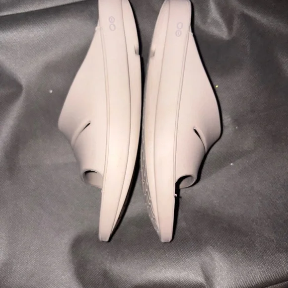 OOFOS Women's Sandals  beige size 8 - Picture 3 of 4